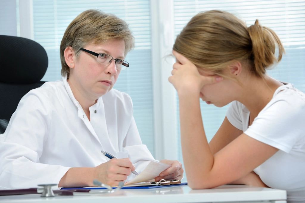 A woman looks at her therapist at Divine Detox with relief at having found a top fentanyl detox for Simi Valley and the US